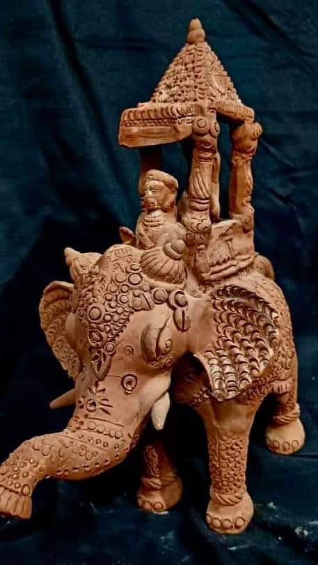 તમે પાટણની રણકી વાવ અને પટોળા વિશે તો સાંભળ્યું જ હશે!! પરંતુ પાટણના માટીના રમકડાં વિશે જાણો છો? 
પાટણમાં ઓતિયા પરિવાર વર્ષોથી બાળકો માટે માટીના રમકડાં બનાવે છે, અને તેમાં પણ પાણી પીતો હાથી એ ખૂબ જ વિશિષ્ટ છે. તેઓ શૈક્ષણિક રમકડાં પણ બનાવે છે. 
#Atulyavarso