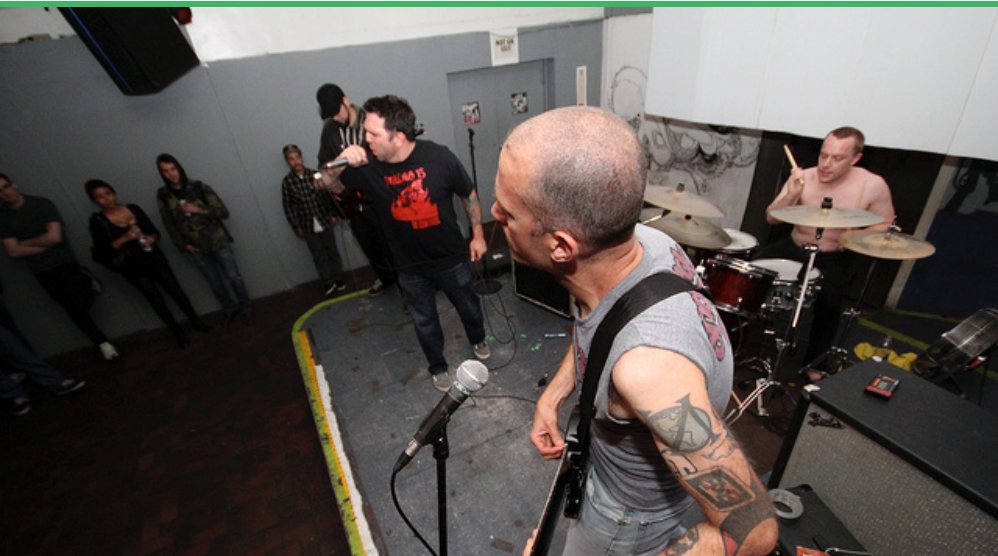 REALpunknews's tweet photo. Huge Monday Night Show Draws Almost Every Band Member https://t.co/X7bC0uRie3 https://t.co/x04BcuGFK1