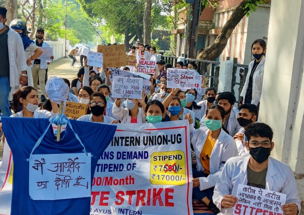 KanikaKn's tweet photo. Our right has to be served. @pushkardhami @ukcmo @moayush @narendramodi 
#justiceforayushinterns #equalworkdeservesequalpay #oneprofessiononestipend 
@aajtak @AU_DehradunNews @AHindinews @Live_Hindustan @ndtv @ravishndtv @KapilSibal @JagranNews @ABPNews @BJP4UK @AAPUttarakhand https://t.co/KT8ctuhziP