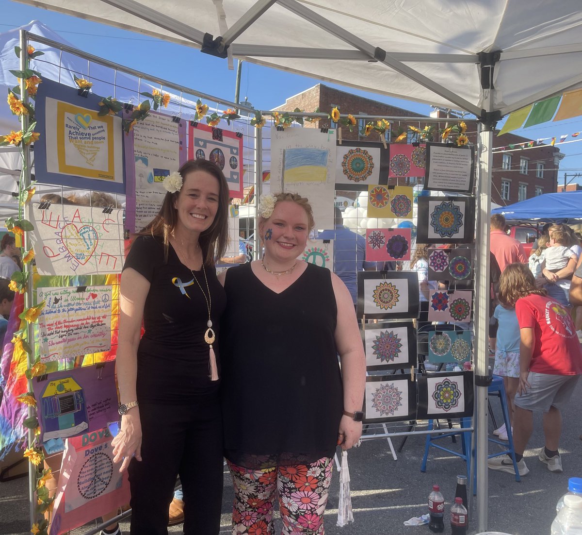_CandiceHaynes's tweet photo. Thank you to all who made Peacefest amazing! 🔆🐻💙🎶✌️🏼 @HHMACSMUSIC @MissRoberts34 @JodiWilmoth @ClaireDraughn @MACSchools #JOleaders #PeaceBeginswithMe https://t.co/r3K1udJ9WV
