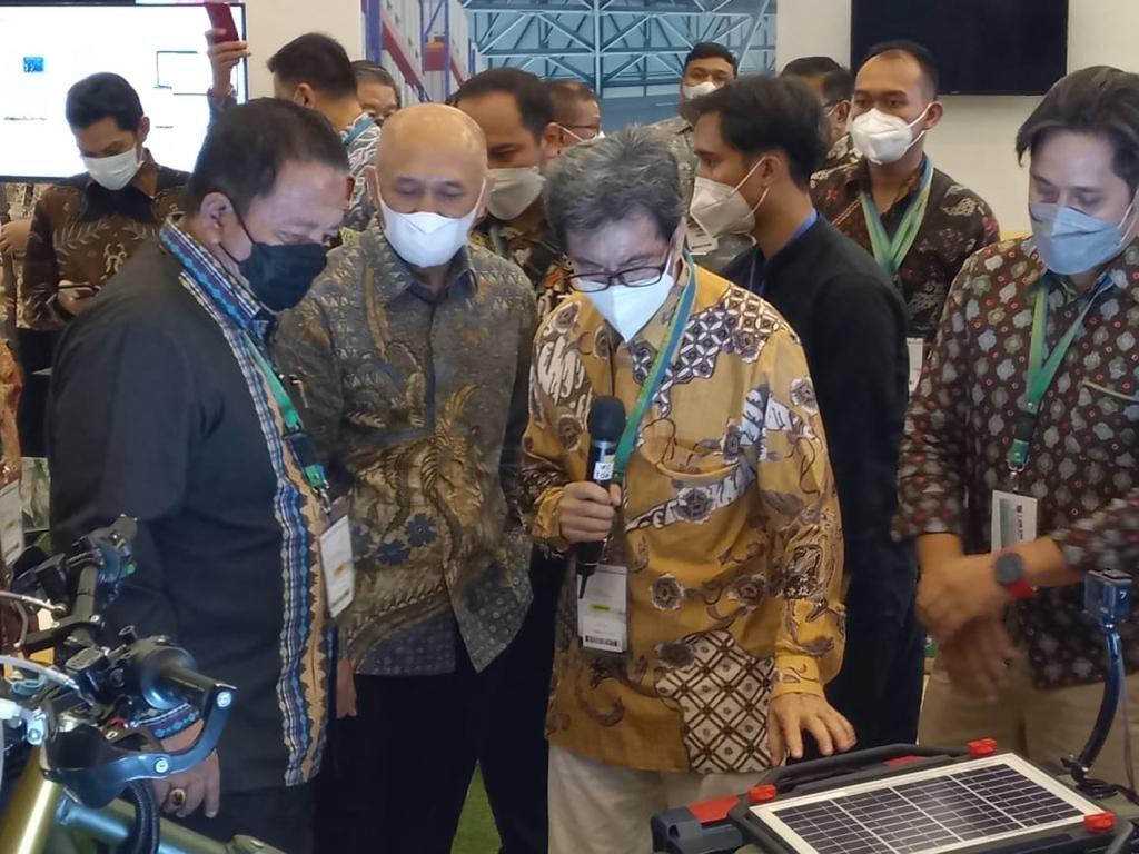 “Dengan adanya kegiatan ini seperti bagaimana kita ketahui, bagaimana komitmen di daerah sangatlah bagus. karena UMKM bisa bergerak dengan sangat baik,” tutur pria kelahiran Way Kanan, Lampung, 17 Juni 1956 tersebut. #BanggaProdukUMKM 
#UMKMJadiPrioritas