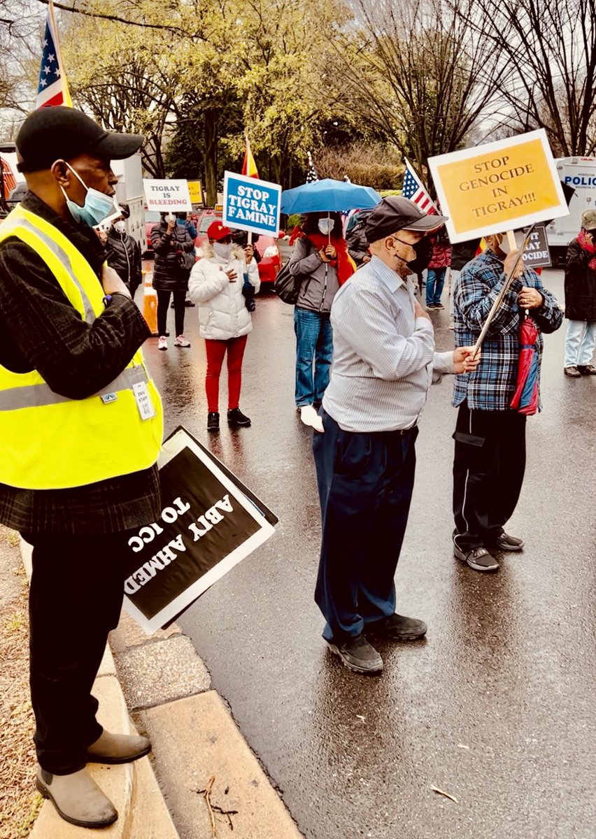 KassaHMariam's tweet photo. ጅግና ዲያስፖራ ዋሽንግተን ዲሲ ሙሉ ተስፋይ ሃንደበት ዓሪፉ:: መርኣያ ሕራነ ተጋ�� ዲያስፖራ ዝነበረ፤ ኣብዘን 17 ኣዋርሕ እዋን ፀበባ ኣብ ዲሲ ኣብ ዝተኻየዱ ሰልፍታት እንተየብደየ ድምፂ ህዝቡ ኮይኑ ዝተቓለሰ ጅግና ኒሐኛ ብዓል ሕድሪ ትግራዋይ ነይሩ https://t.co/fIMuQsNCye