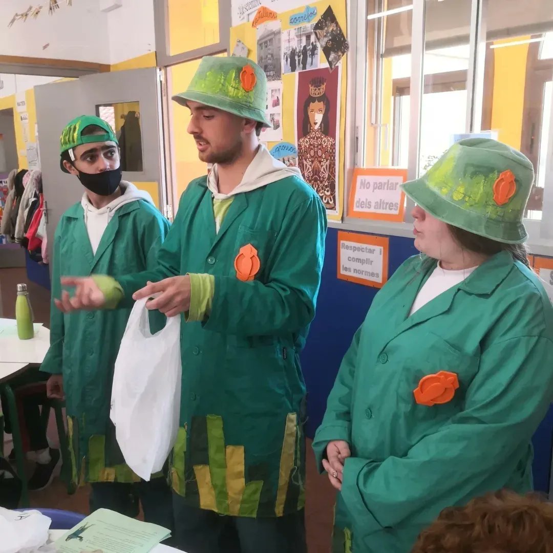 FEPSantRamon's tweet photo. Els #brickbusters va repartir als grups de 1r D'ESO i 4t de primària embolcalls sostenibles de les #escolesSostenibles junt amb compromis de treballar per aconseguir el residu 0 a l'hora d'esmorzar.  @escolesXESC  @eco_FEP @esenred21  @premsa_sost https://t.co/FIra6p2YHG