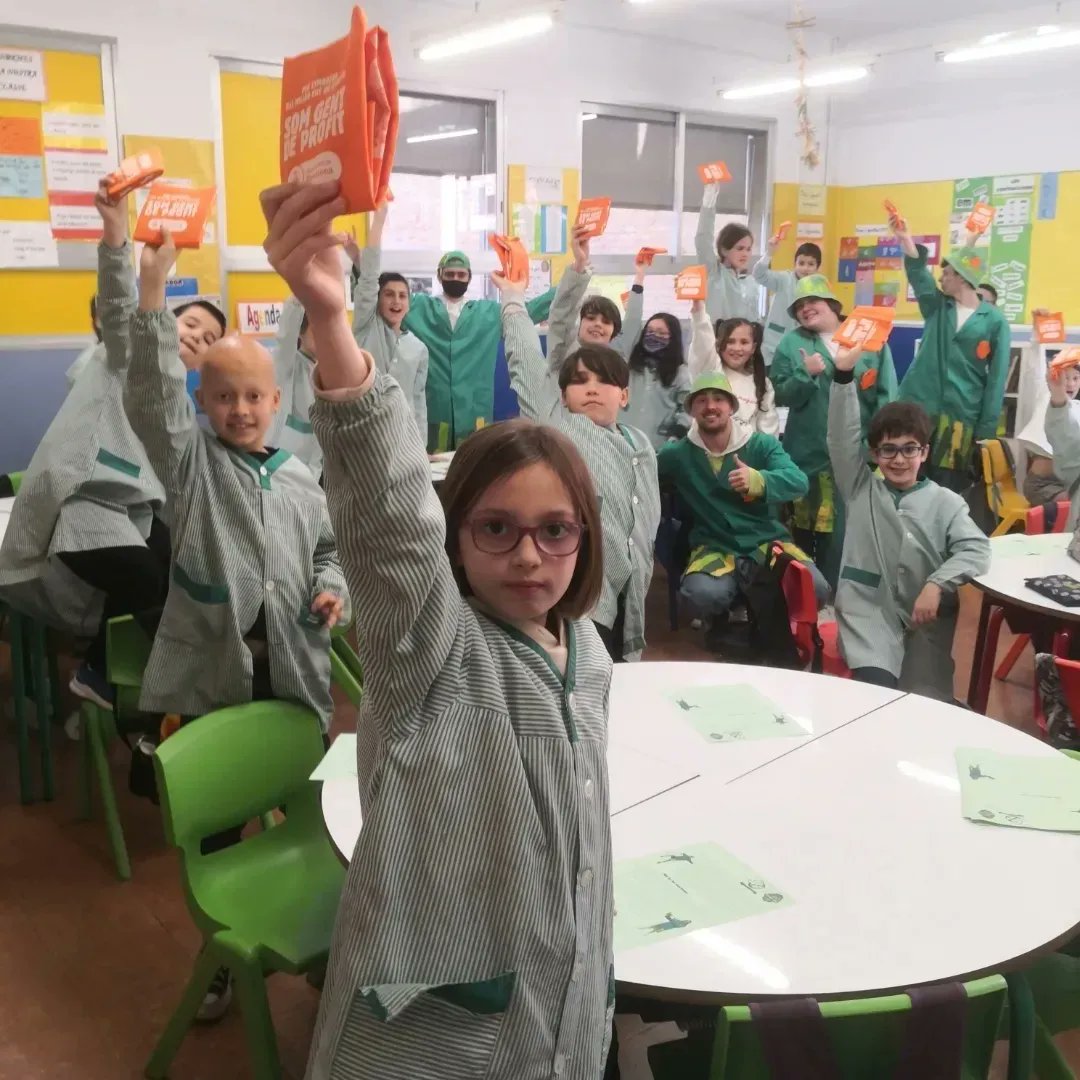 FEPSantRamon's tweet photo. Els #brickbusters va repartir als grups de 1r D'ESO i 4t de primària embolcalls sostenibles de les #escolesSostenibles junt amb compromis de treballar per aconseguir el residu 0 a l'hora d'esmorzar.  @escolesXESC  @eco_FEP @esenred21  @premsa_sost https://t.co/FIra6p2YHG