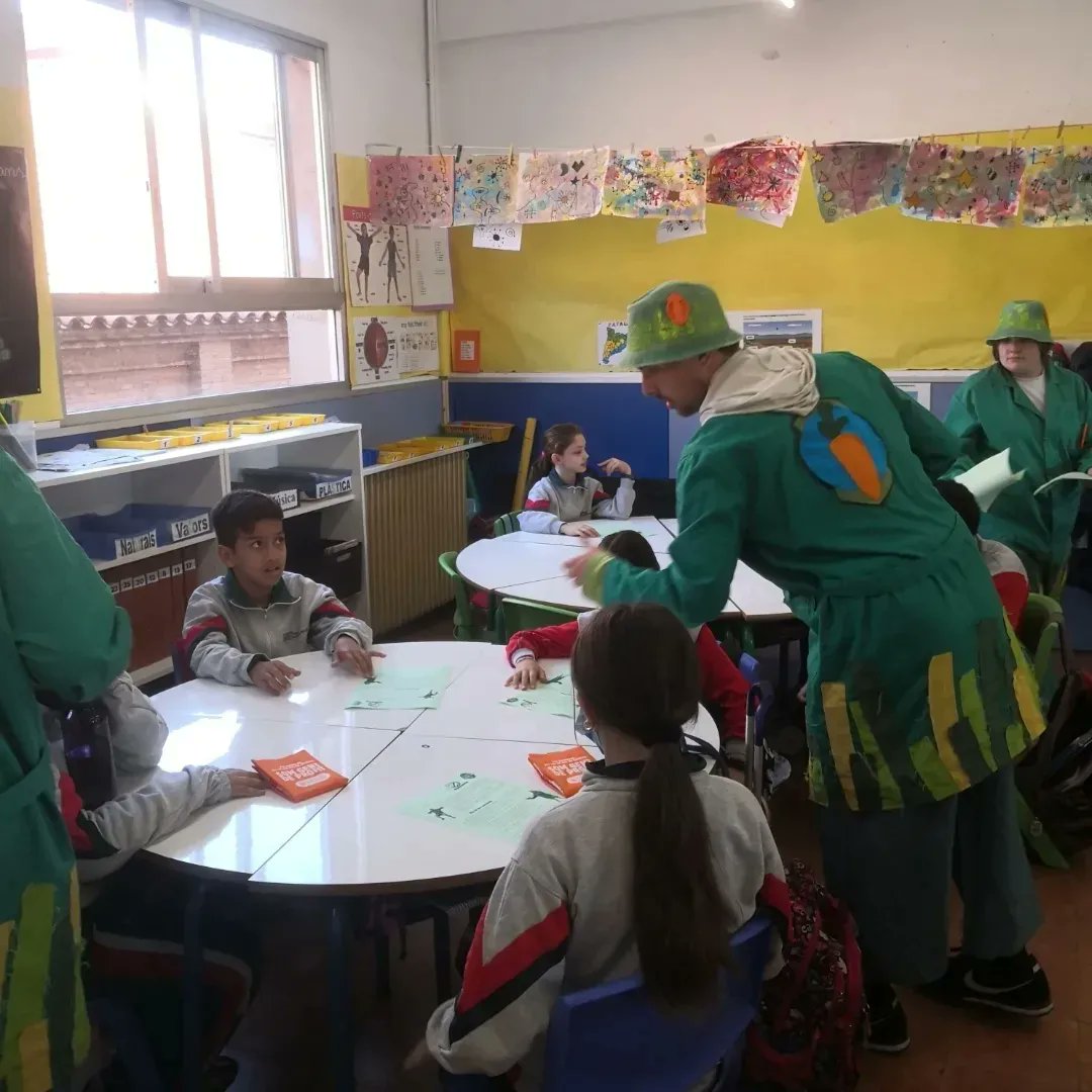 FEPSantRamon's tweet photo. Els #brickbusters va repartir als grups de 1r D'ESO i 4t de primària embolcalls sostenibles de les #escolesSostenibles junt amb compromis de treballar per aconseguir el residu 0 a l'hora d'esmorzar.  @escolesXESC  @eco_FEP @esenred21  @premsa_sost https://t.co/FIra6p2YHG