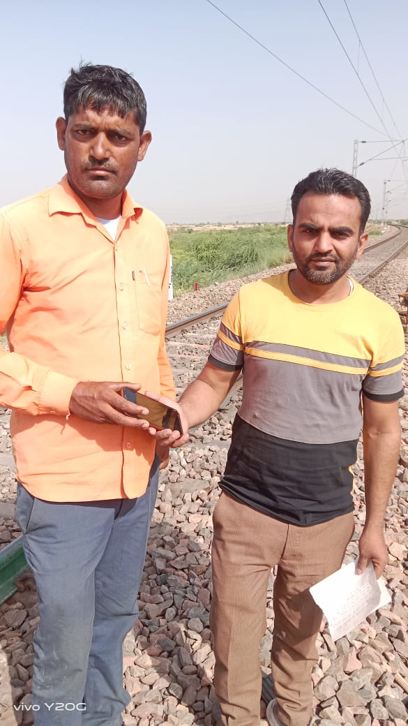 Mukeshs07966367's tweet photo. SSE/PWAY/BNLW के अंतर्गत ट्रैकमैन शिवपाल मीना को ट्रैक मोबाइल मिला  जिसको वापस लौटाकर ईमानदारी की मिशाल पेश की है
@NWRailways इस कर्मचारी की ईमानदारी और इंशानियत को देखते हुए उचित पारितोषित ओर प्रशस्ति पत्र देकर सम्मानित करे 🙏🙏
@GMNWRailway @DRMJaipur https://t.co/AOoJcQz3HE https://t.co/DbcxdXGCQ2