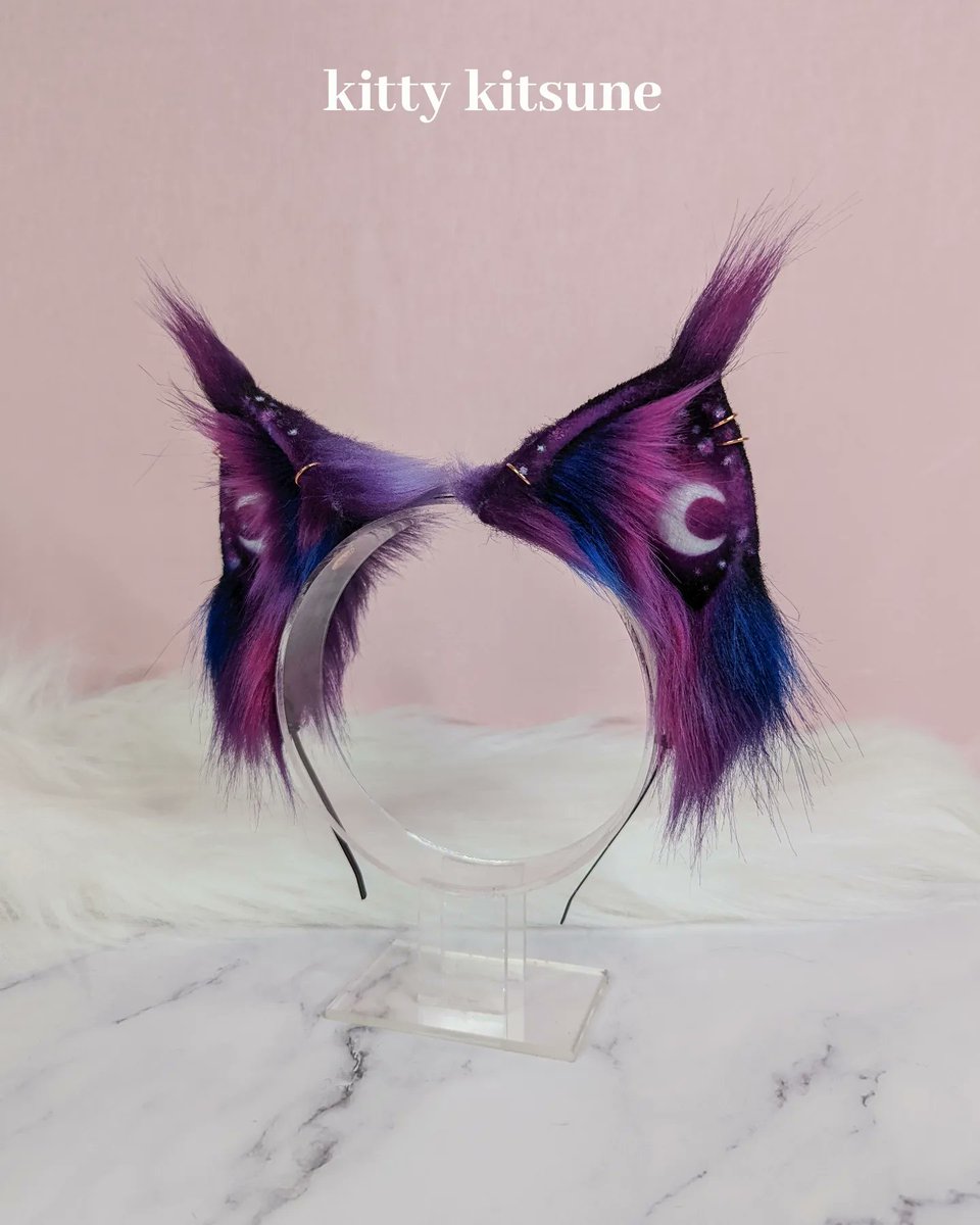 Galaxy Luna Kitty with Lynx Tufts 🌙💜💖💙💫 (Not For Sale) A custom piece.

Colours of galaxies are just breathtaking 🤤 I can’t wait to do more galaxy pieces! 🌌💜

🏷️ #fauxfurears #kemonomimi #nekomimi #furmimi #handmade #catears #kittenears #lynxears #galaxy #airbrushart
