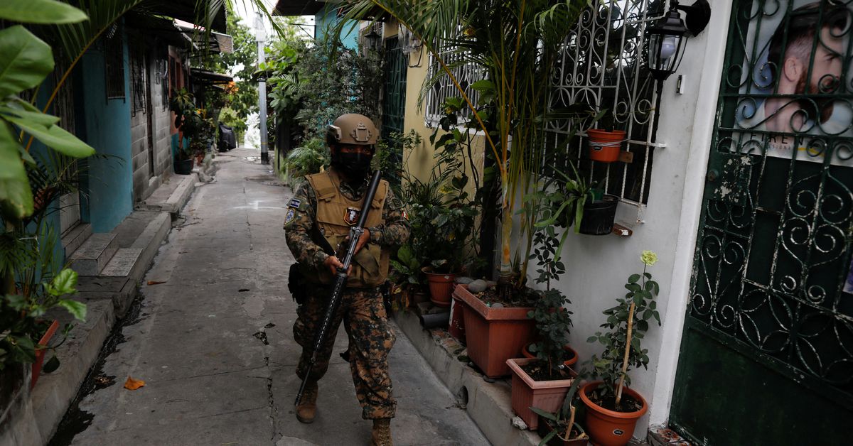 El Salvador extends emergency powers to fight gangs reut.rs/3K9TyR6