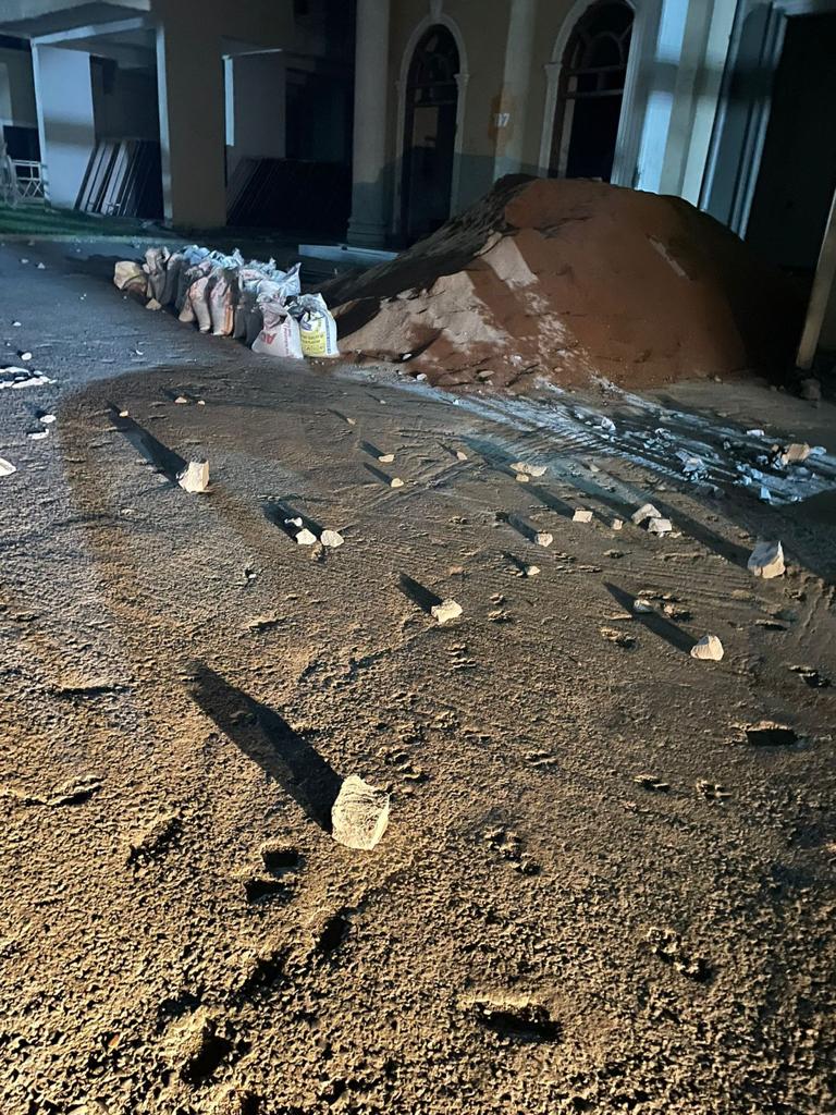 omkarseth's tweet photo. Living condition of #Supertech Romano residents. The builder is putting the lives of residents at high risk on everyday basis. No actions have been taken by builder even after several such incidents. 

#Noidaauthority #CEONoida #UPPolice #CEONoidaAuthority #MyYogiAdityanath https://t.co/CvbgFKtWdJ