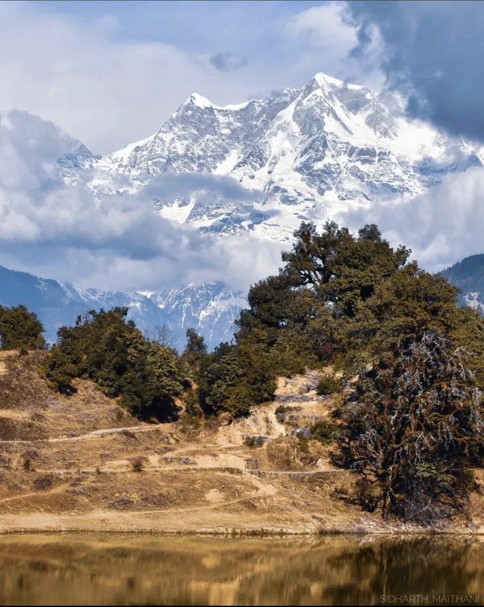 TrekkersofInd's tweet photo. At ~ 12,083 ft, Deoriatal Chandrashila is a perfect gateway trek beginners. 

 It’s a perfect package with a thrilling summit walk, scenic camp sites, enough big mountain views and lovely rhododendron forests. 

And yes, there’s also World’s highest Shiv temple, Tungnath Mahadev. https://t.co/qHijoX5cgQ