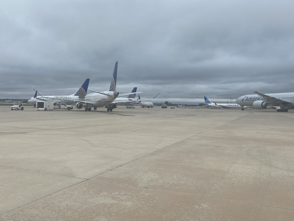 txgabe39's tweet photo. Team SAT Doing what we do best - helping our customers and our Texas neighbors in Houston with 10
Diversions due to thunderstorms ⛈ @weareunited @GBieloszabski https://t.co/i3pDC6ti7n