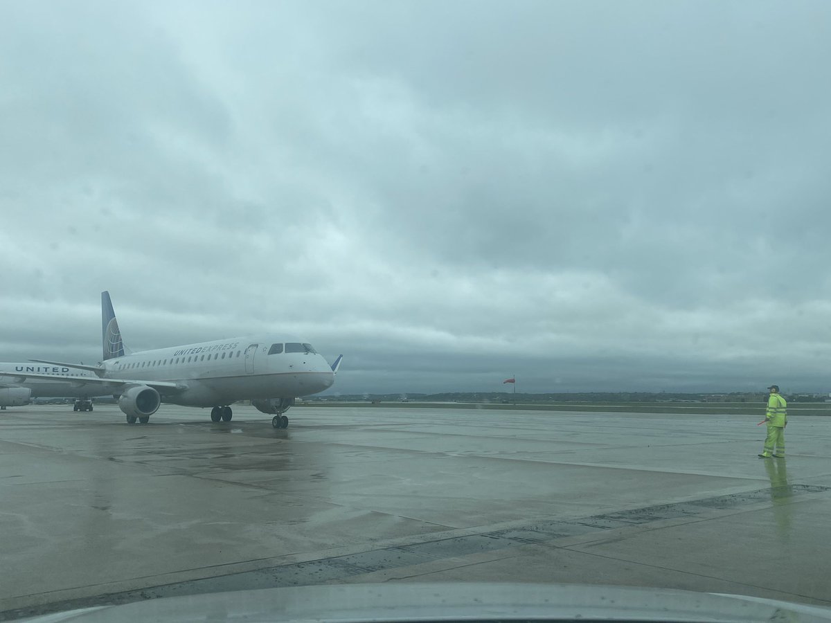 txgabe39's tweet photo. Team SAT Doing what we do best - helping our customers and our Texas neighbors in Houston with 10
Diversions due to thunderstorms ⛈ @weareunited @GBieloszabski https://t.co/i3pDC6ti7n