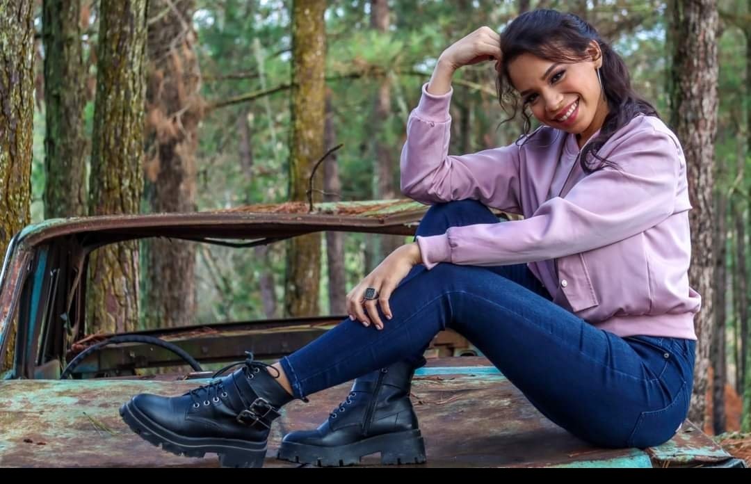 Volvisteeeeeee y con la misma sonrisa hermosa de siempre 🔝💙 <a href="/Angiefloreshn/">Angie Flores 💙🎶💜</a>