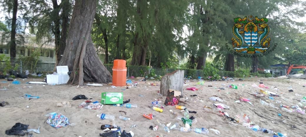 anthraxxxx's tweet photo. Visitors left Penang beaches completely trashed. https://t.co/KiWYcAotTC