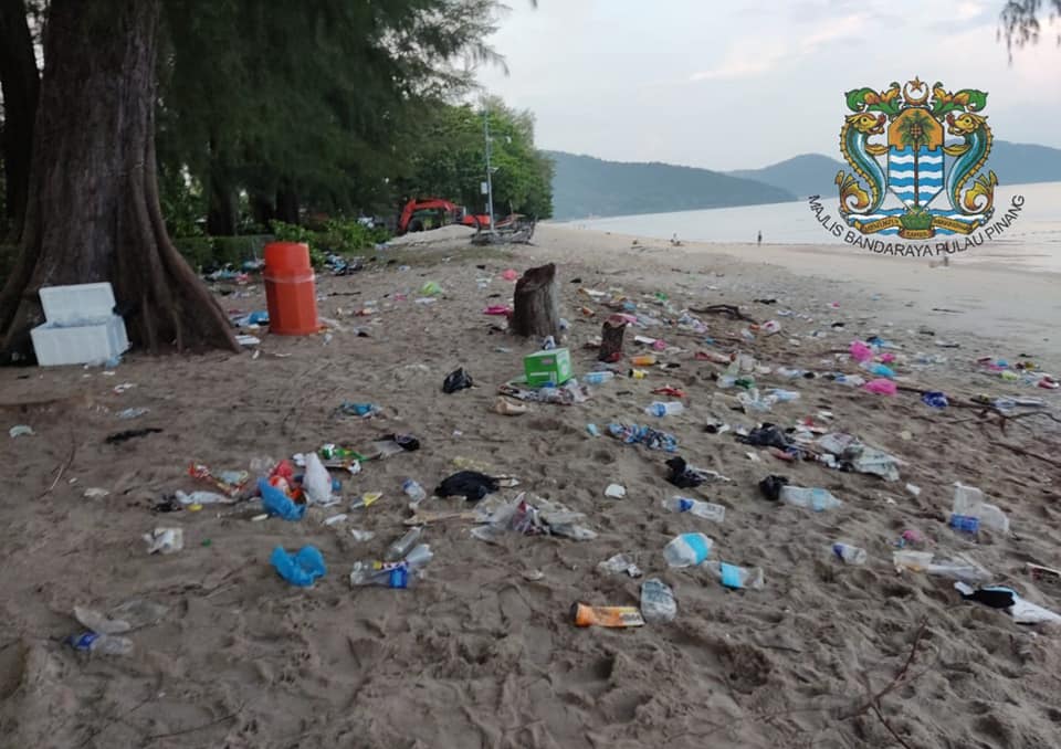 anthraxxxx's tweet photo. Visitors left Penang beaches completely trashed. https://t.co/KiWYcAotTC