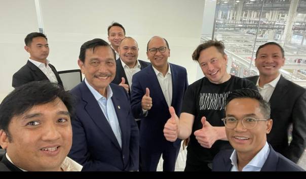 KompasTV's tweet photo. Kenakan Kaos Oblong saat Bertemu Luhut Binsar Pandjaitan, Elon Musk Disorot Netizen https://t.co/MNP6qkSPjI https://t.co/CviS3AVjmG