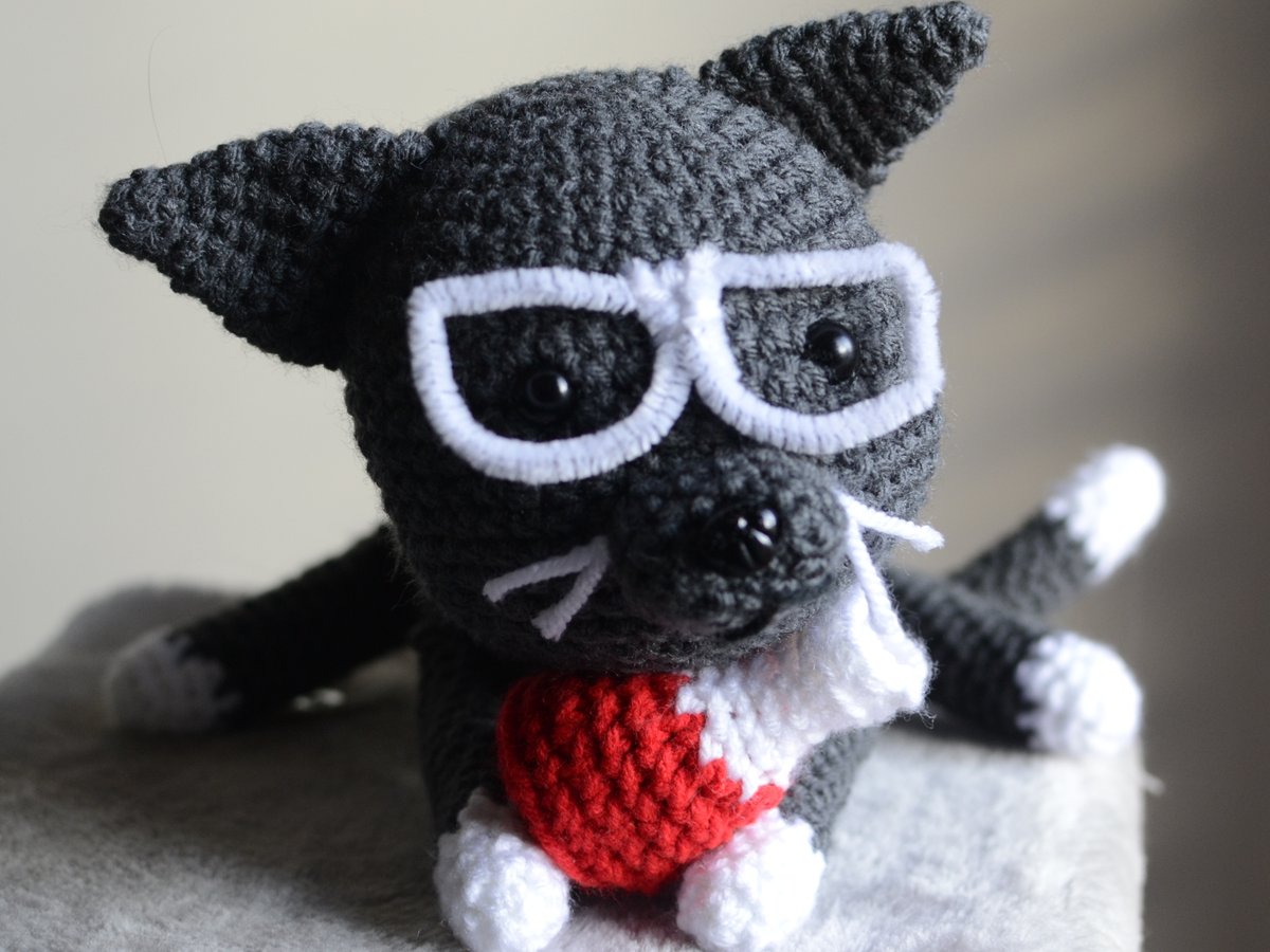 _vUvu's tweet image. Thanks @supershigi and @averagepoto for the plushie of Snubs the science cat! She arrived safely! Here are a few snaps! (poto is able to take in new orders now btw)
@lolkristin check out that collectors edition lip smackers tin
Any likeness to @snubcat are purely coincidental!😅