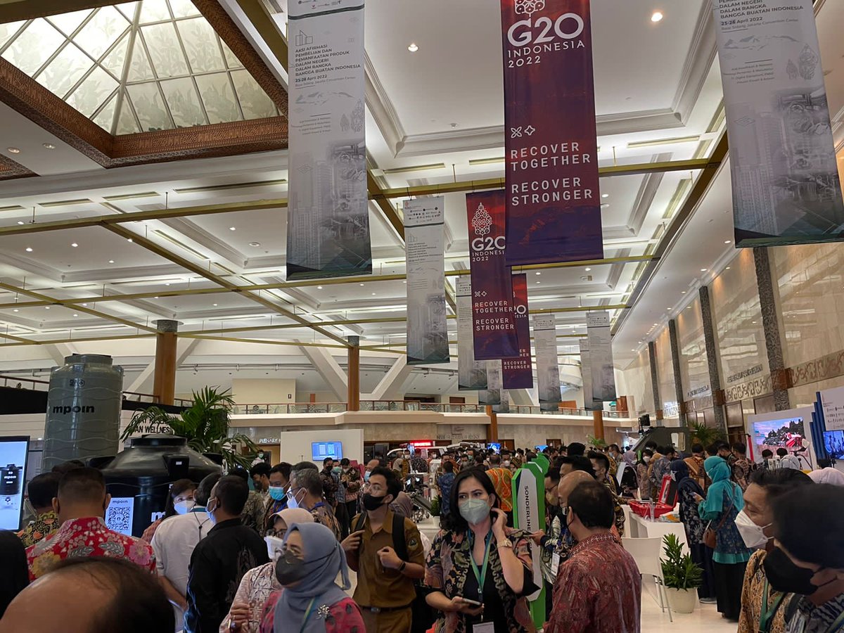 “Kita harus pastikan pertumbuhan ekonomi kita berjalan baik, inflasi kita harus kita tekan. 
#BanggaProdukUMKM
#UMKMJadiPrioritas ```