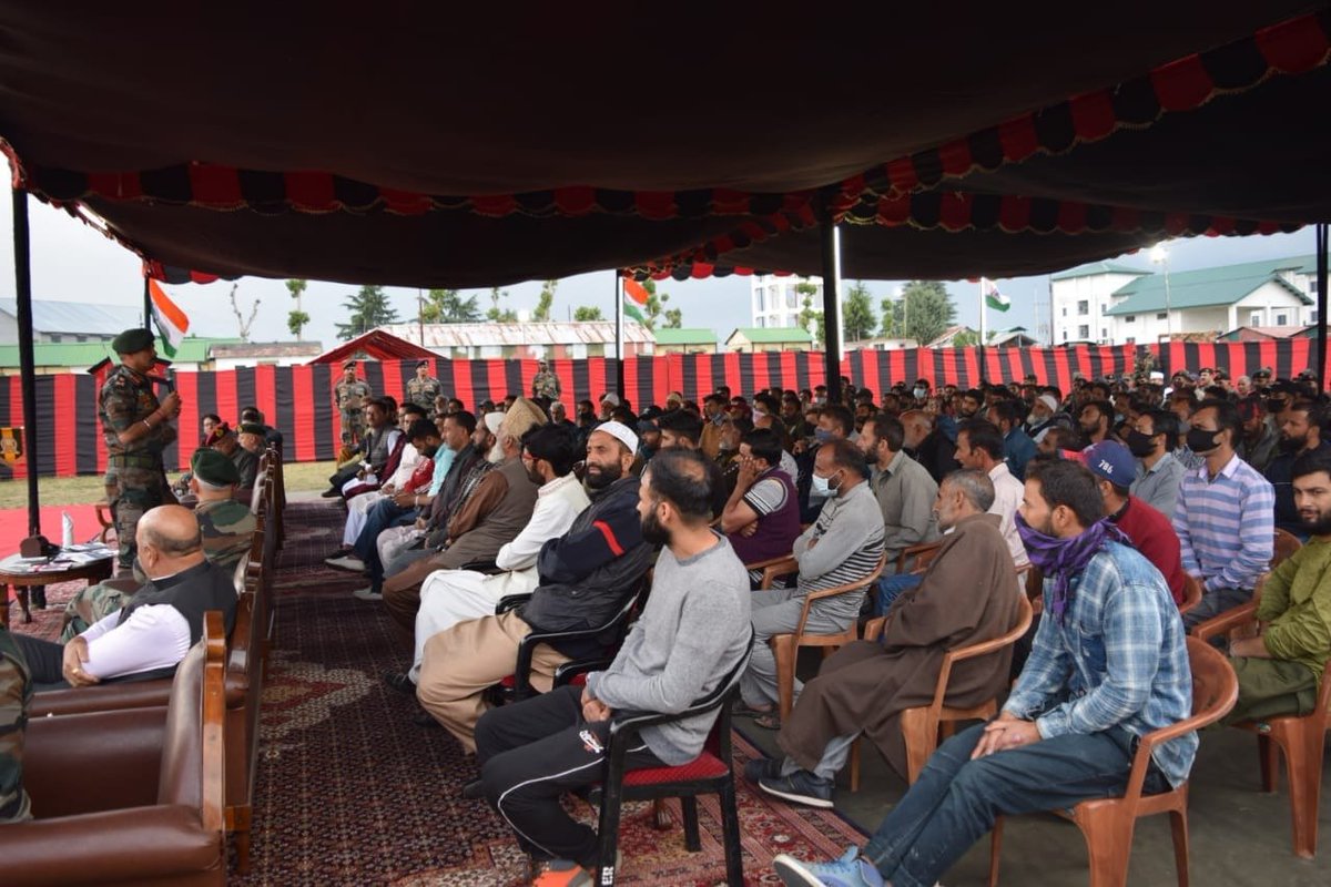 roufwani313v's tweet photo. ChinarcorpsIA: #ChinarCorps Cdr interacted with citizens from across #Kashmir at Old Air Field, #Srinagar &amp; also released book titled "House of Terror" by @Umar at the event. The event witnessed overwhelming response &amp; the citizens welcomed the continued… https://t.co/vmDpb94vgf