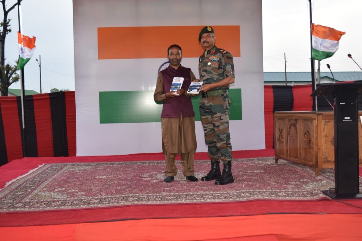 roufwani313v's tweet photo. ChinarcorpsIA: #ChinarCorps Cdr interacted with citizens from across #Kashmir at Old Air Field, #Srinagar &amp; also released book titled "House of Terror" by @Umar at the event. The event witnessed overwhelming response &amp; the citizens welcomed the continued… https://t.co/vmDpb94vgf