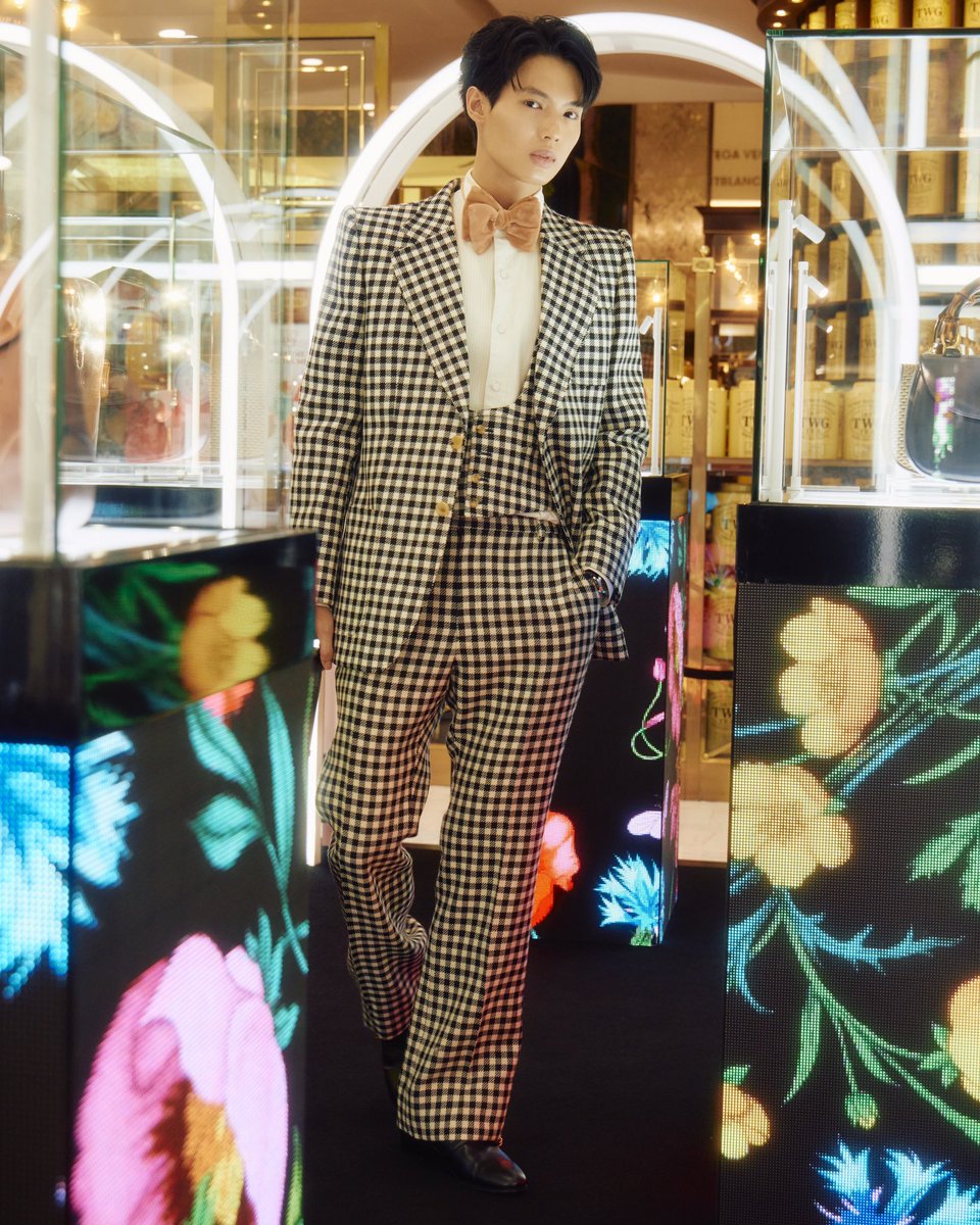 ELLEThailand's tweet photo. เก็บตกลุคหล่อคุณชายวิน เมธวิน @winmetawin ที่งาน���ปิดตัว #GucciEmporium ให้แฟนๆ หายคิดถึงกันอักสักหน่อย! ตามหนุ่มวินไปชมกระเป๋าสุดวินเทจของ @gucci ที่ส่งตรงมาจากอิตาลีกันได้ที่เอ็มโพเรียม ถึงวันที่ 22 พ.ค นี้เท่านั้น 

ชมภาพเพิ่มเติมได้ที่ https://t.co/XpMgpkDOkd

#winmetawin https://t.co/D96oVPoEdN