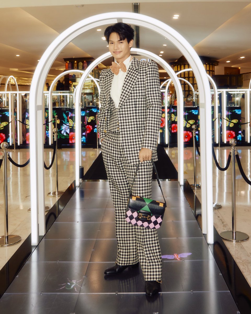 ELLEThailand's tweet photo. เก็บตกลุคหล่อคุณชายวิน เมธวิน @winmetawin ที่งาน���ปิดตัว #GucciEmporium ให้แฟนๆ หายคิดถึงกันอักสักหน่อย! ตามหนุ่มวินไปชมกระเป๋าสุดวินเทจของ @gucci ที่ส่งตรงมาจากอิตาลีกันได้ที่เอ็มโพเรียม ถึงวันที่ 22 พ.ค นี้เท่านั้น 

ชมภาพเพิ่มเติมได้ที่ https://t.co/XpMgpkDOkd

#winmetawin https://t.co/D96oVPoEdN