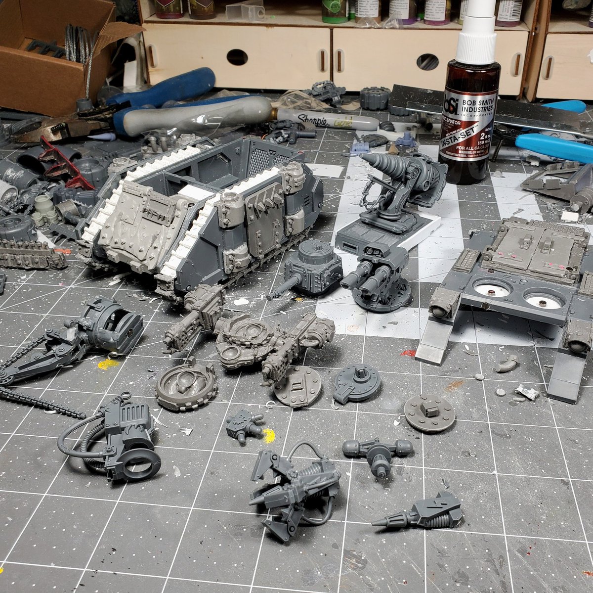 thepaintedbunt's tweet photo. #hobbystreak day 106; the looting of this #rhino for my #orks continues! Lots of little bits and magnets today, so as a reward I glued the big guns together and made pew pew noises
#WarhammerCommunity
#modulork https://t.co/yEtJCwEjId