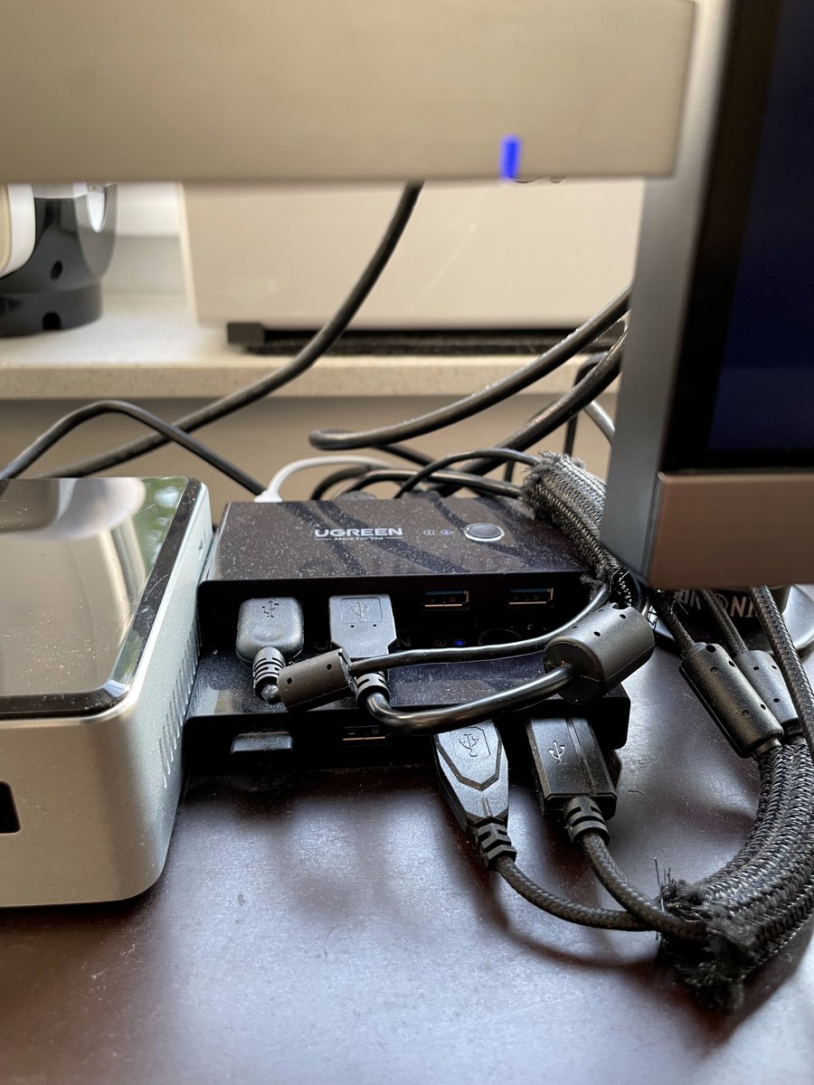 Mc____Curly's tweet photo. Bisher hatte ich auch noch keine Ausfälle damit, auch wenn die Kabel im Hintergrund für was anderes sprechen https://t.co/fAtNoDmXI5