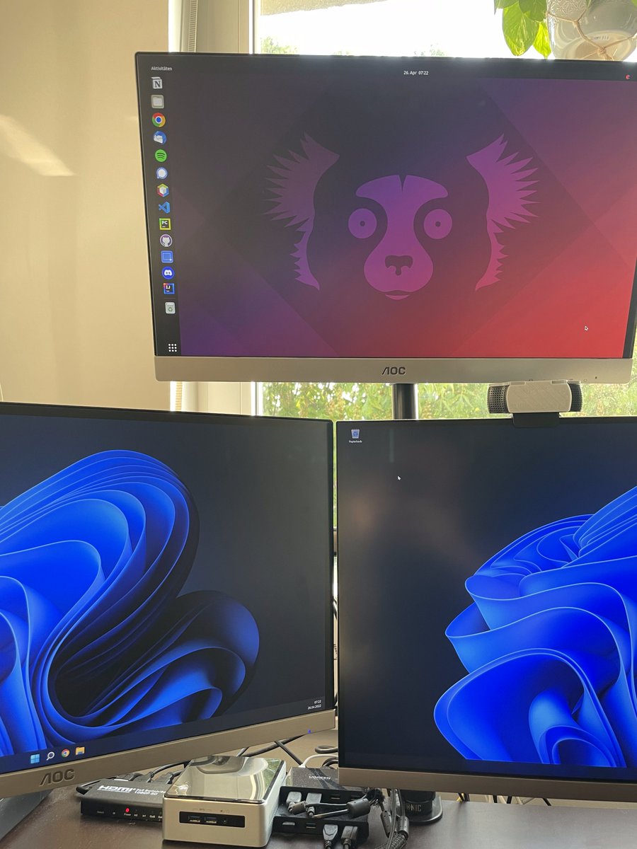 Mc____Curly's tweet photo. Bisher hatte ich auch noch keine Ausfälle damit, auch wenn die Kabel im Hintergrund für was anderes sprechen https://t.co/fAtNoDmXI5