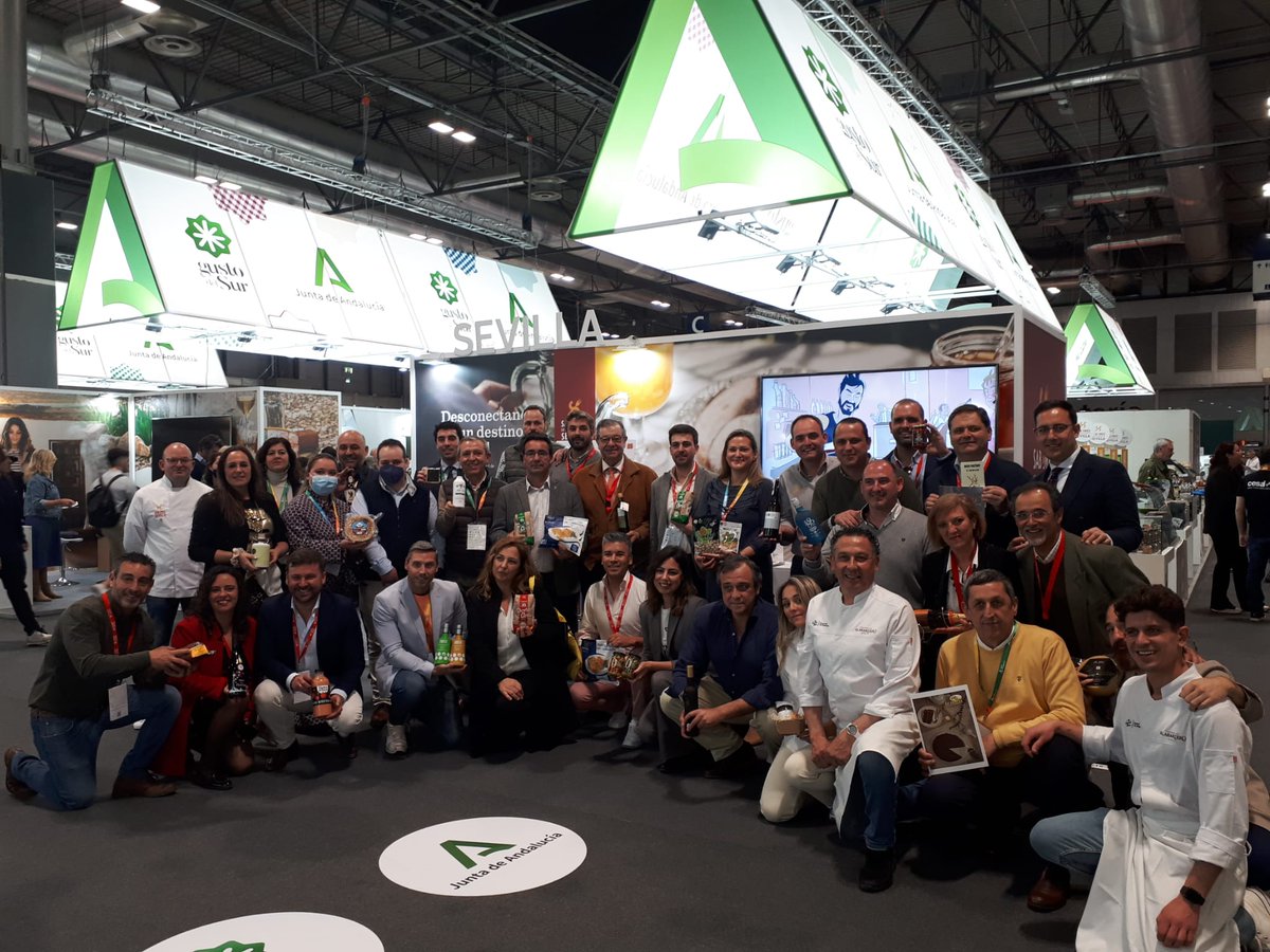 SaboresSevilla's tweet photo. 📸 Foto Institucional con la presencia del alcalde de  #IslaMayor @41140, Juan Molero y los 30 Coexpositores que nos acompañan en la 35 Edición del  @SalonGourmets #Madrid @IFEMA
#SaboresdelaProvinciadeSevilla #Gastronomia #GastronomiaProvinciadeSevilla #TDSGastro #SG22 https://t.co/s3t4m5oggP