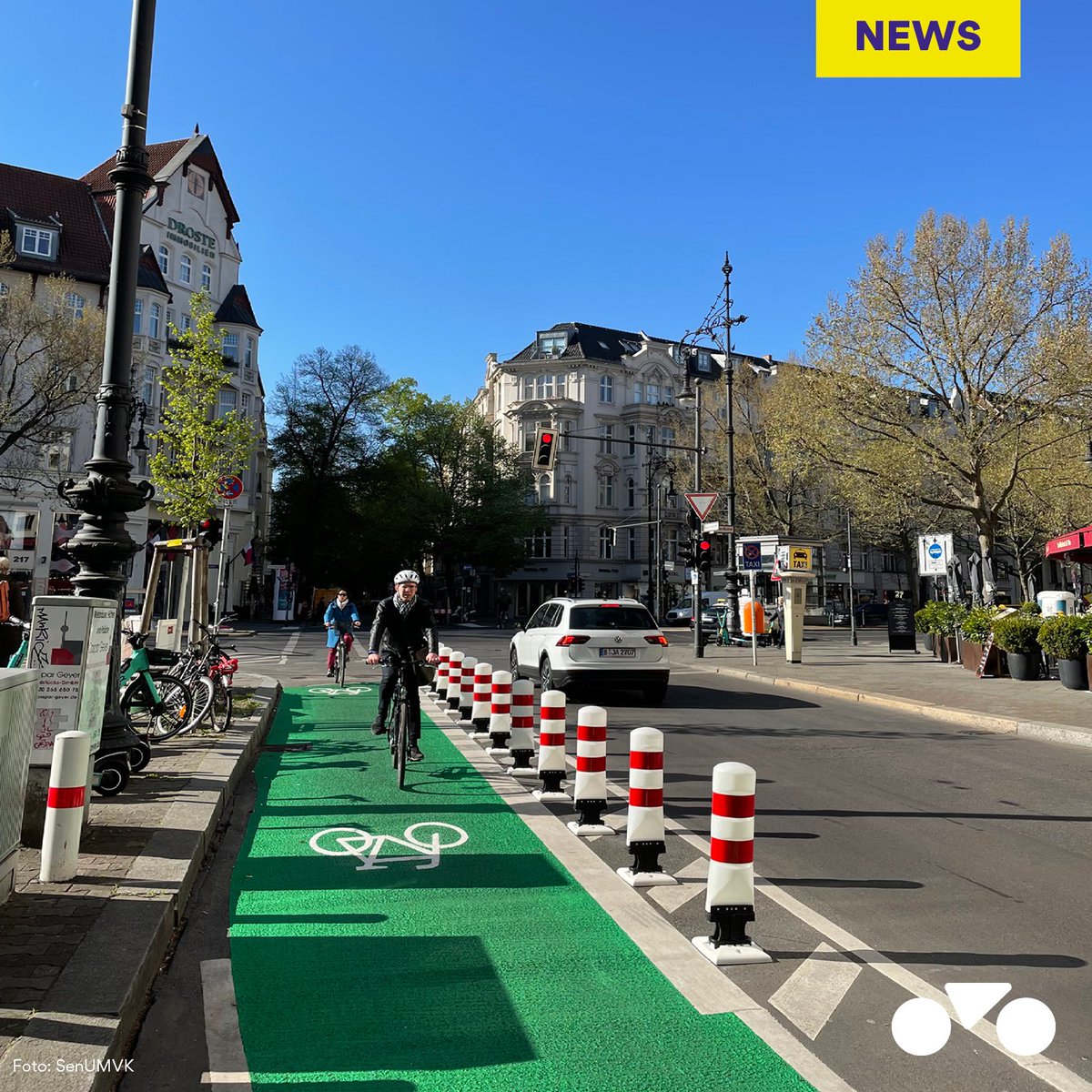 In der #Fasanenstraße hat das <a href="/bacwberlin/">Bezirksamt Charlottenburg-Wilmersdorf</a> die Radfahrstreifen an den Kreuzungen zum #Kudamm, zur #Kantstraße und #Hardenbergstraße mit Pollern abgesichert. Sie verhindern das häufige Falschparken auf den Radfahrstreifen an den Kreuzungen und sichern den Radverkehr 🚲 💚