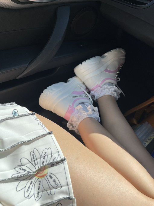 It&rsquo;s all about frilly white socks for sunny days X https://t.co/iP6WhLsri6<a href="/tag/newprofilepic"class="tags"><span>#newprofilepic</span></a>