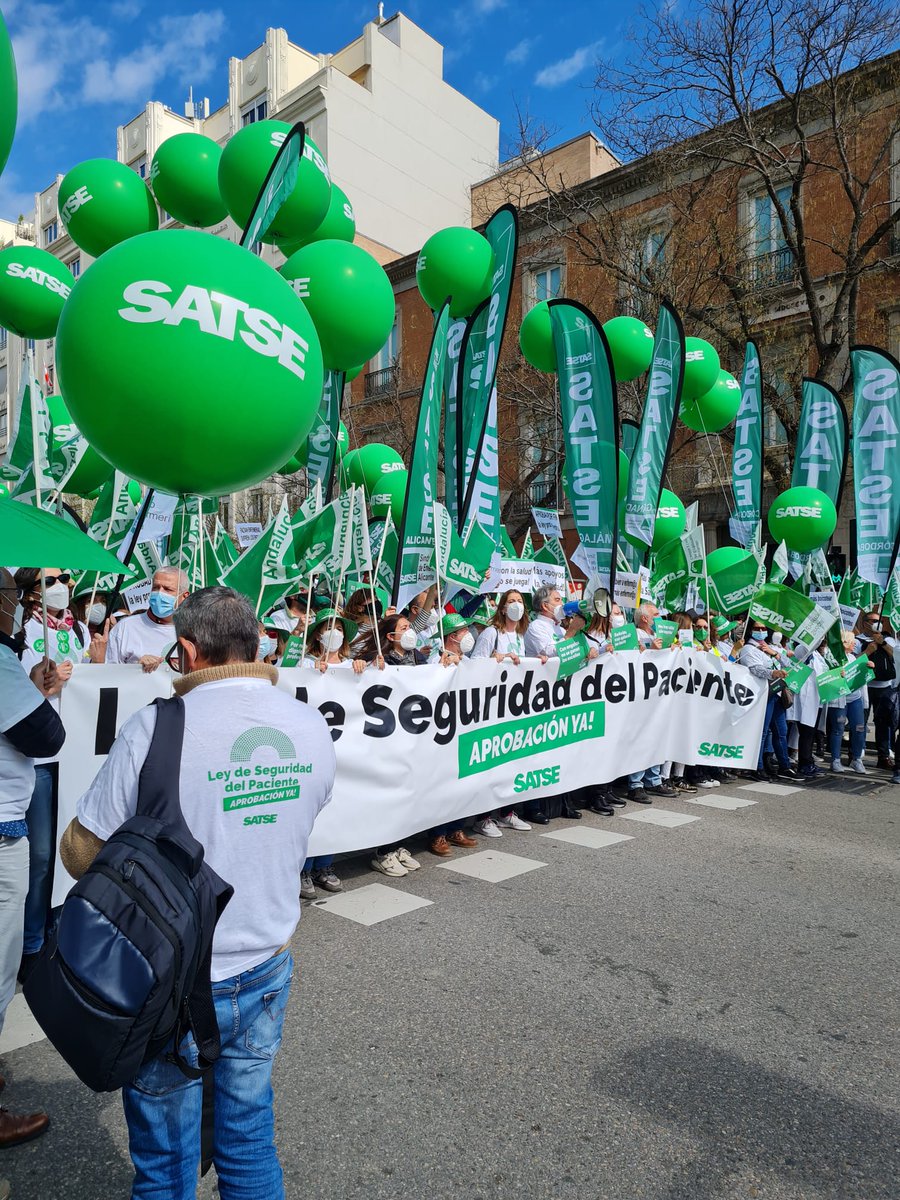SATSE_CV's tweet photo. El Sindicato de Enfermería, SATSE, sigue su concentración frente al Congreso de los Diputados de Madrid para denunciar el “bloqueo” que sufre la tramitación parlamentaria de la Ley que garantiza unos ratios mínimos enfermera/paciente 😡😡 #ExigimosSoluciones #FaltanMiles https://t.co/ayLLtsz0Dp