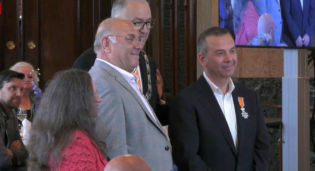 "Meneer Yazir, het heeft Zijne Majesteit de Koning behaagd u te benoemen tot Ridder in de Orde van Oranje-Nassau."

Welverdiend! ❤️

Van harte gefeliciteerd @TuranYazir met deze onderscheiding voor je jarenlange inzet voor een betere samenleving.

#lintjesregen2022 #lintjesregen