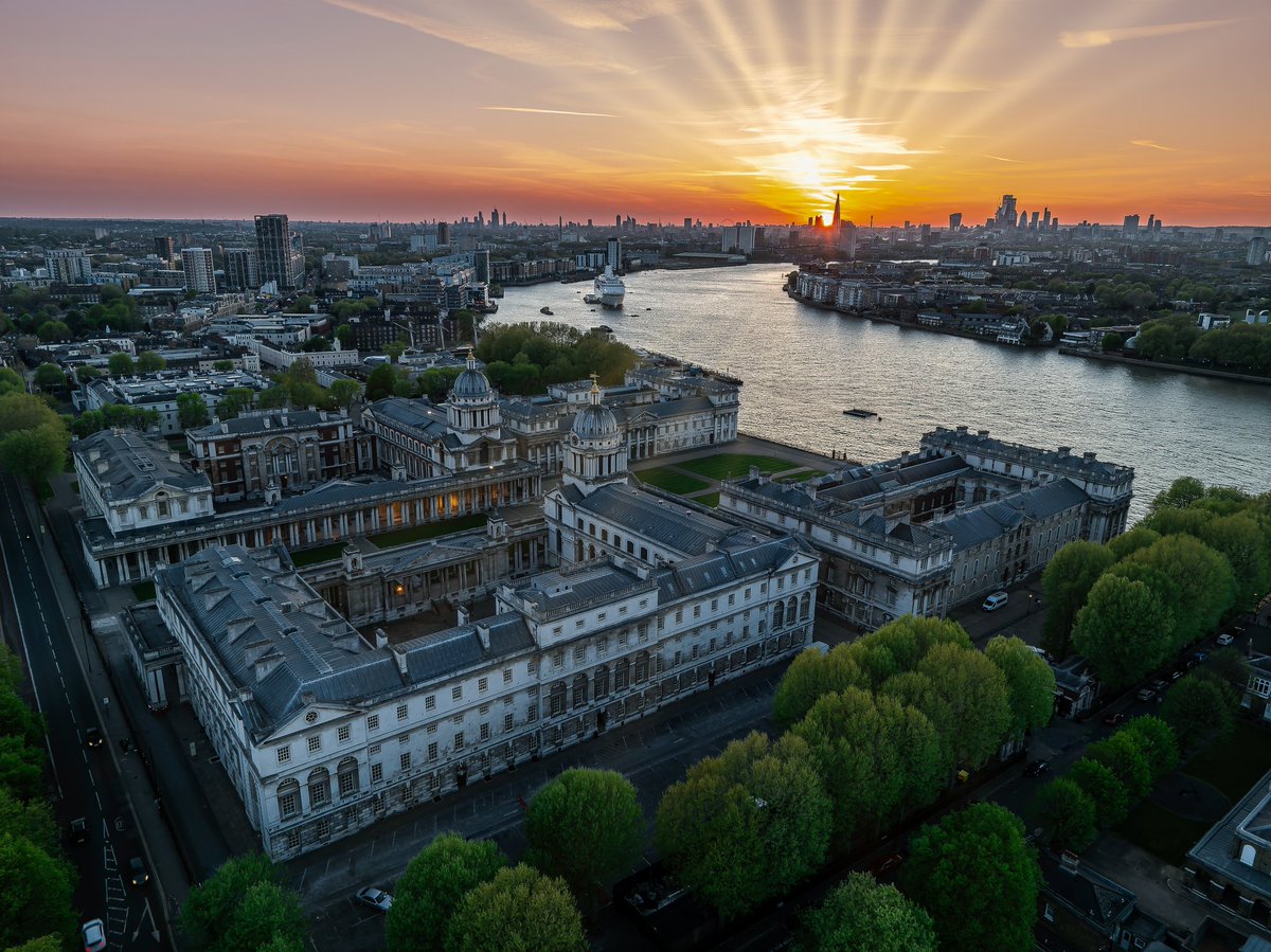 So after getting some shots of a few cruise ships visiting London I decided to get a different angle of @orncgreenwich as the sunset was too good not to include. @MisterGreenwich #Drone #London #RiverThames #Greenwich #Sunset #RoyalNavalCollege