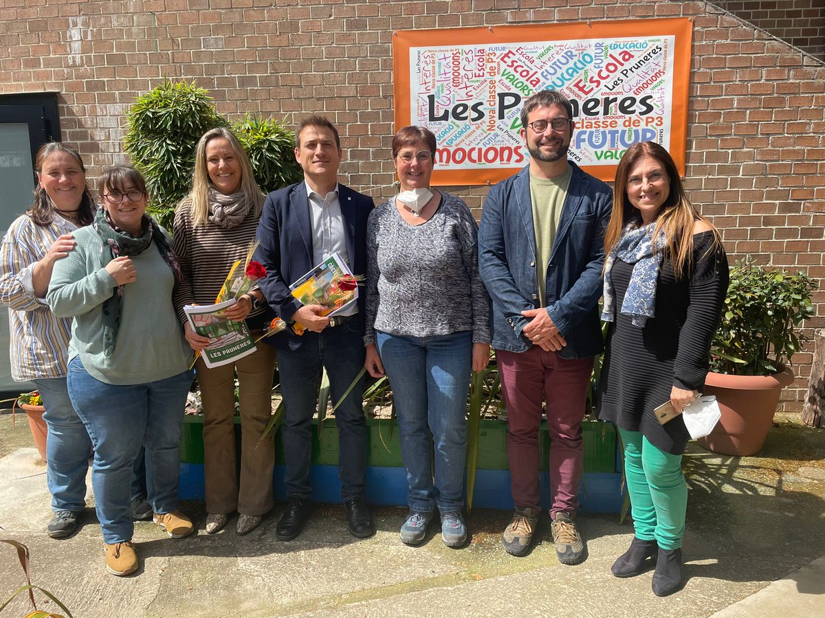 SSTTMVO's tweet photo. Preparant Sant Jordi 🌹🐲@SimoLXirau a Martorelles @ajmartorelles i Santa Maria de Martorelles i llurs escoles d'#infantil i #primària Les Pruneres i Les Mimoses. Ens acompanyen els seus respectius alcaldes i equips directius dels centres #Diada #EscolaVerda #EducacióEmocional https://t.co/D9JOStttun