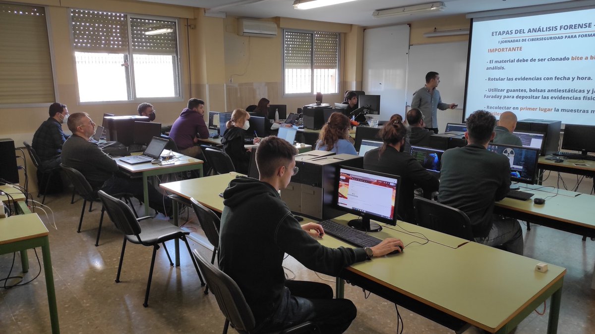 JornadasIes's tweet photo. Impartiendo ahora el taller "Análisis Forense". Impartido por Carlos Fletches https://t.co/yYWAcLd51R