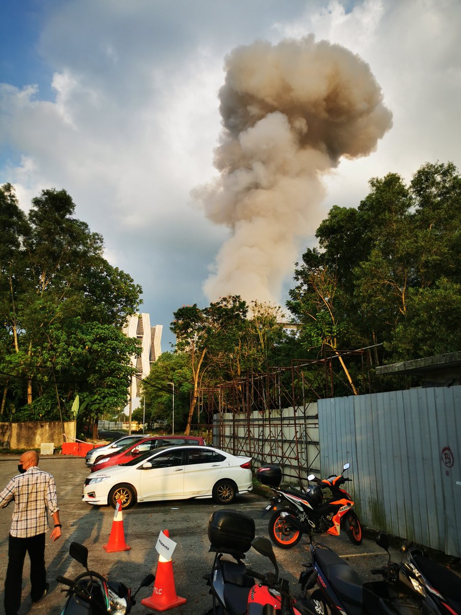 virtualmetal's tweet photo. Stok mercun sape pulak meletup ni. Bergegar habis area Sentul. https://t.co/npSxuNRyrO