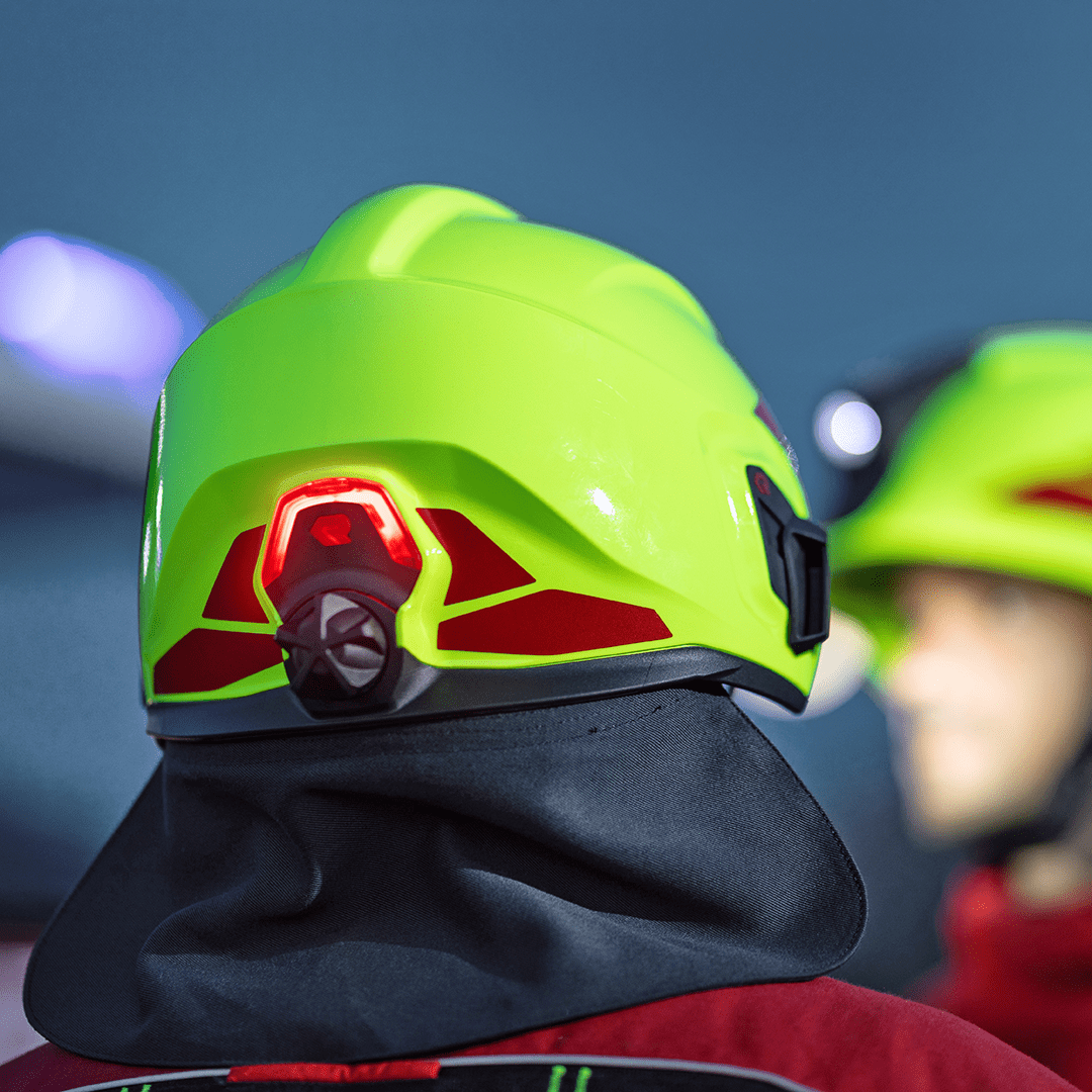 RosenbauerGroup's tweet photo. Protection Through Visibility π‘βοΈ
In addition to the well-known HEROS helmet lamp HL3Ex, a #positionlight was integrated on the back of the HEROS H30 #firefightinghelmet to make emergency forces clearly visible from behind as well.
π https://t.co/ratkHP6q5b
#RosenbauerHEROS https://t.co/OqipzRvt9t