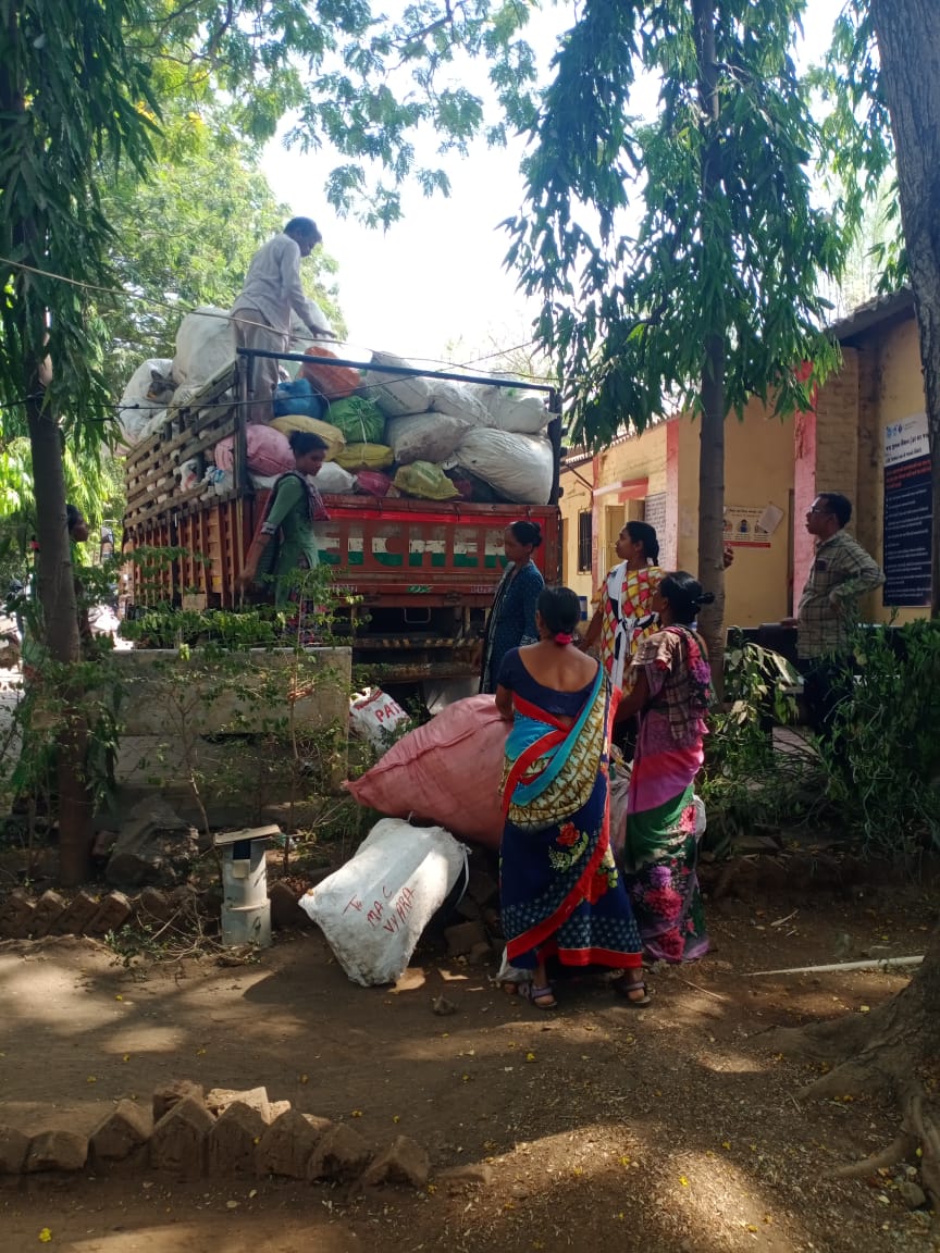 swachhtapi's tweet photo. SBM તાપીને ઘન કચરા વ્યવસ્થાપનની દિશામાં મોટી સફળતા: ગ્રામ પંચાયત ડોલવણથી પ્લાસ્ટીક કચરો ભેગો કરી નિકાલ માટે વ્યારા નગરપાલિકા મોકલવામાં આવ્યો
#tapi #swachhtapi #solidwestmanagement
#SBMGramin
@CollectorTapi @DdoTapi
@CMOGuj @PMOIndia
@CrdGujarat @SBMR_Gujarat
@infotapiadi https://t.co/zw7VNUOwUv