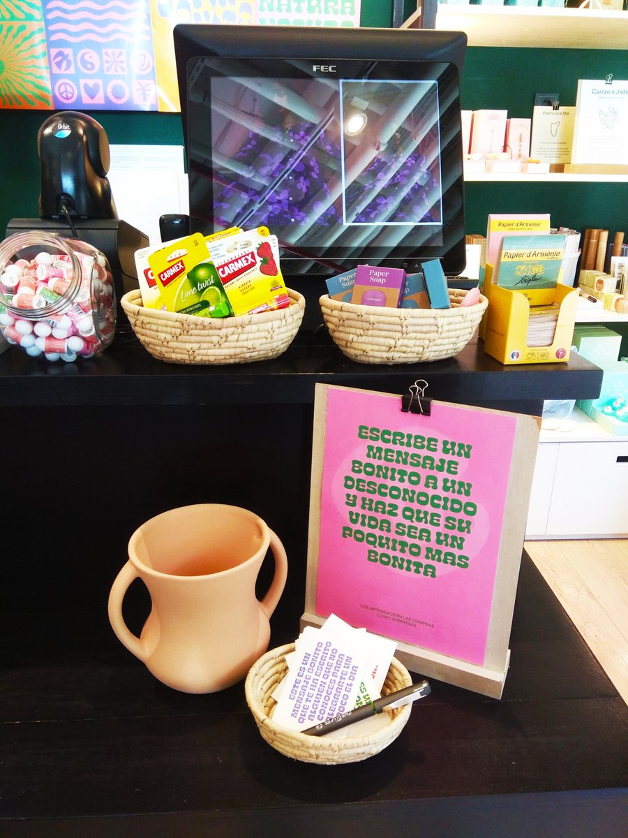 ¡Deja un Mensaje Bonito anónimo! 
Ven a alguna de nuestras tiendas, escribe un mensaje y nosotros nos encargamos de que alguien lo reciba con su próxima compra.
¡Viva la vida bonita!