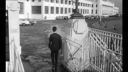 Sunny_Day_Photo's tweet photo. A still from the film 'I'm alright Jack' - Ian Carmichael goes to apply for a job with the Detto Company and walks through the Firestone Factory gates then up to the main entrance. #Brentford #Films #Firestones
With thanks to Paul Hilton https://t.co/Jrjkzo99qL