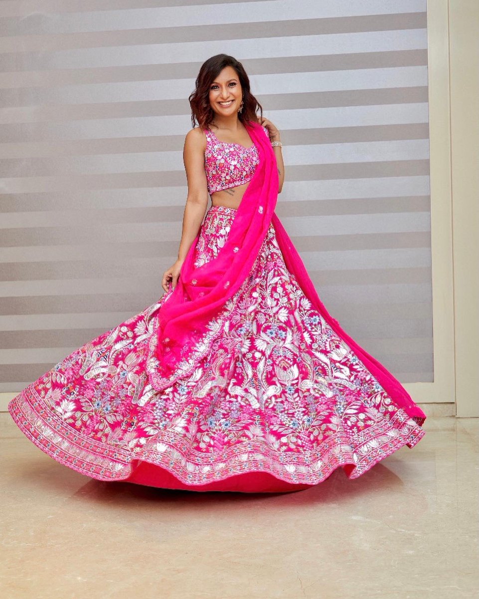 maliniagarwal's tweet photo. TV pe breaking news, haaye re mera ghagra! 🥰💗

Outfits - #aneeshagarwaal

Malini’s look ✨
Bracelet - @ChaotiqByArti 
Styled by - @rishikadevnani 
Assisted by - #stylebyshrey
#fashion #lehenga #tvpebreakingnewsmeraghagra #MissMaliniXAza https://t.co/aDuTw95RIp