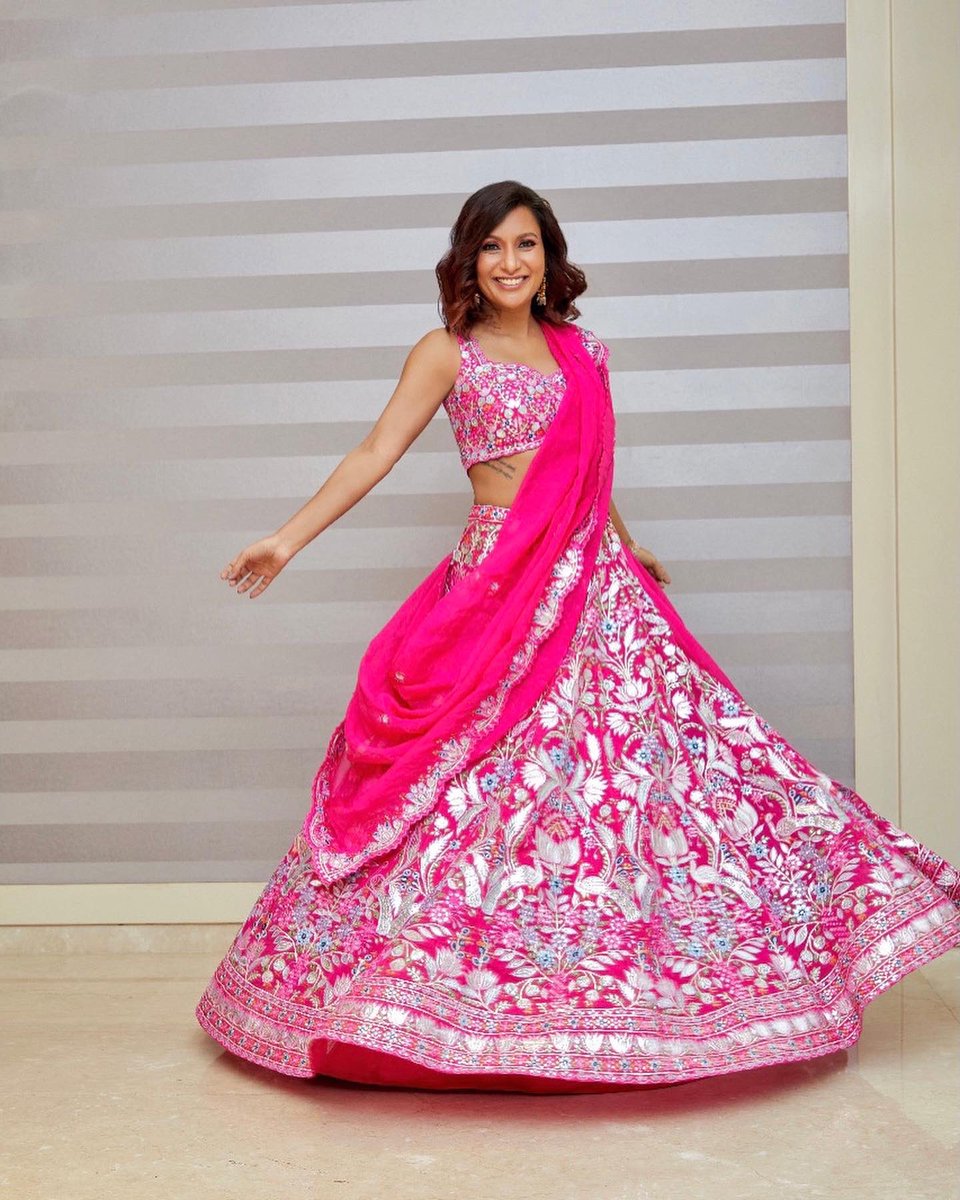 maliniagarwal's tweet photo. TV pe breaking news, haaye re mera ghagra! 🥰💗

Outfits - #aneeshagarwaal

Malini’s look ✨
Bracelet - @ChaotiqByArti 
Styled by - @rishikadevnani 
Assisted by - #stylebyshrey
#fashion #lehenga #tvpebreakingnewsmeraghagra #MissMaliniXAza https://t.co/aDuTw95RIp