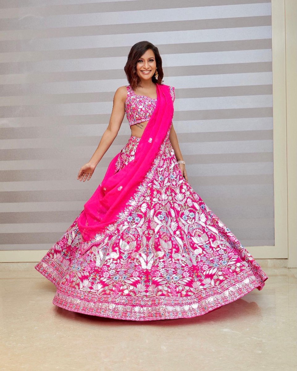 maliniagarwal's tweet photo. TV pe breaking news, haaye re mera ghagra! 🥰💗

Outfits - #aneeshagarwaal

Malini’s look ✨
Bracelet - @ChaotiqByArti 
Styled by - @rishikadevnani 
Assisted by - #stylebyshrey
#fashion #lehenga #tvpebreakingnewsmeraghagra #MissMaliniXAza https://t.co/aDuTw95RIp