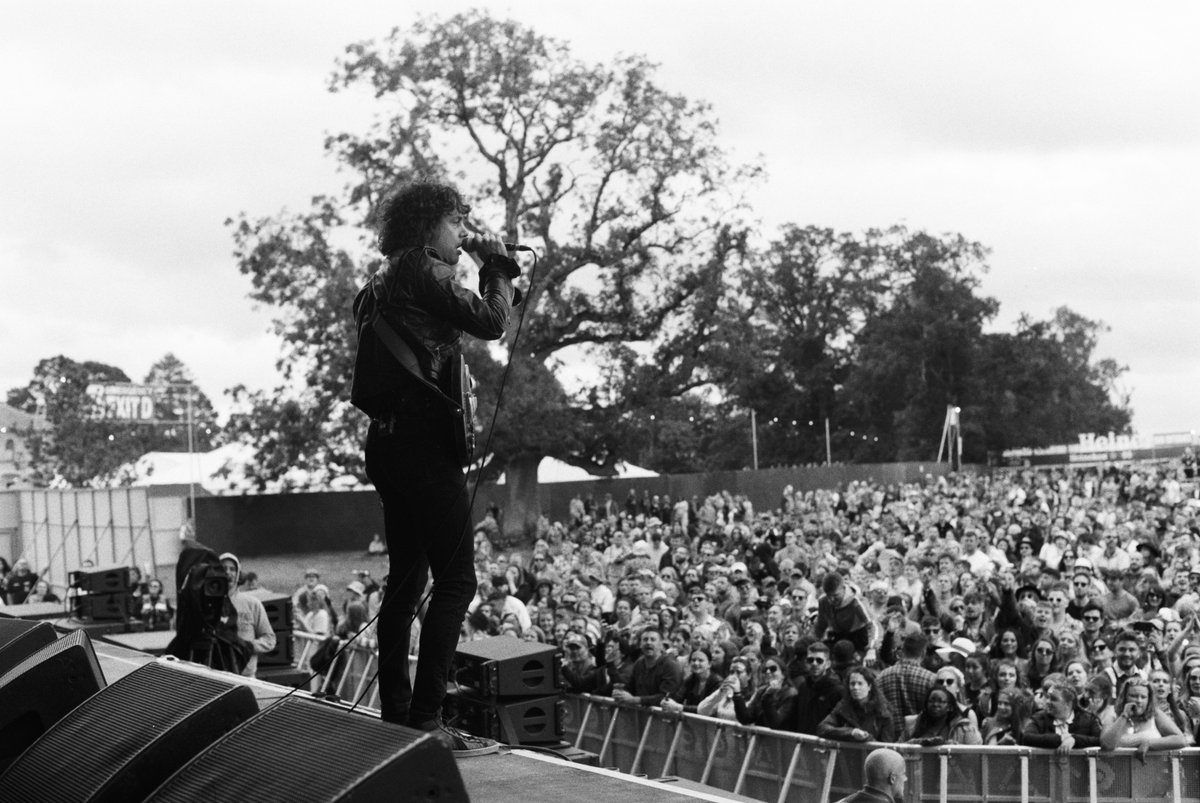 Razorlight's tweet photo. Another show reveal for today…we're the first act announced to headline this summer’s Bulmer’s Secret Orchard Live at @LeopardstownRC on the evening of Thursday, July 21st. (Photo by @RemyHolwick) https://t.co/p6iHvKJLtY