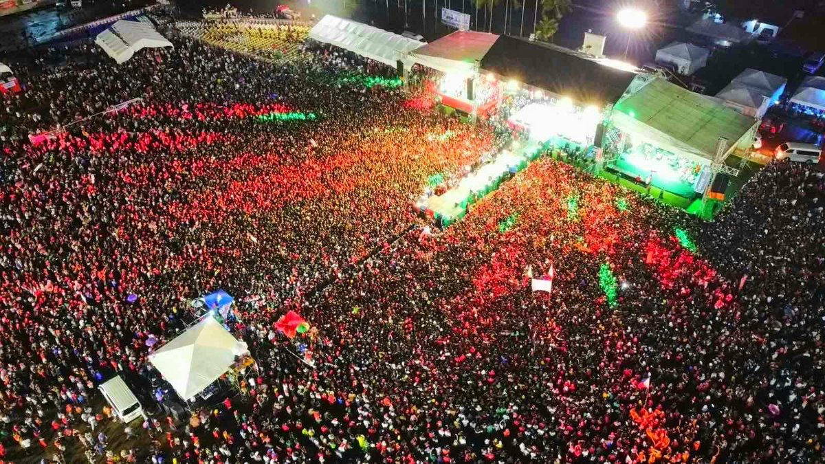 PTVph's tweet photo. LOOK: Aerial shots of the UniTeam grand campaign rally in Cagayan de Oro on Tuesday, April 26. (📸: Atty. Harry Roque) | via Daniel Manalastas

#HatolNgBayan2022
#PTVElectionTV https://t.co/JHjiZ1DMZS