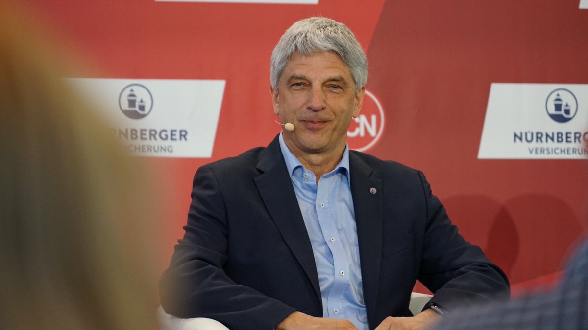 2_Steffen's tweet photo. Hoffentlich war es aber nicht die letzte Vertragsverlängerung: Der bekennende Clubfan und Vorstandsvorsitzender Armin #Zitzmann hört zum Jahresende bei der Nürnberger Versicherung auf. Der Club dürfte auch dieses Jahr wieder mehrere Millionen Euro Verlust machen.
#FCN (BILD) https://t.co/Ee66F08vF5