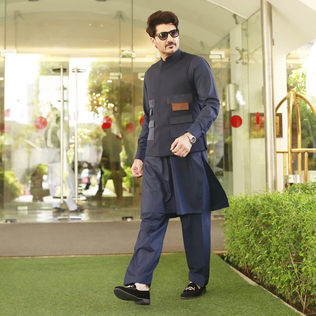iSyedJibran's tweet photo. The walk 😎!
Outfit: @Republic_OmarF
#GhabranaNahiHai #SabaQamar #SyedJibran #ZahidAhmed #SohailAhmed #NayyerEjaz #Janrambo #SaleemMairaj #NigahHussain #JamilBaig #HassanZia #SaqibKhan #GNH #JBFilms #NueplexCinemas #GeoFilms #MastermindFilms #Eidulfitr2022 https://t.co/wqKqJXWtK1
