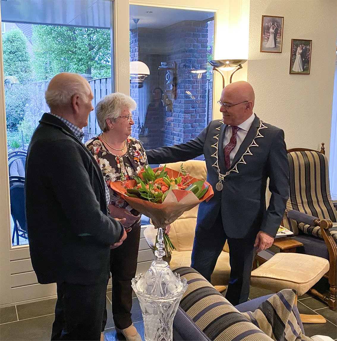 Henk en Mien van Berkel-Verstraten zijn Koninklijk onderscheiden! Burgemeester Kees van Rooij verraste gisteren het Eerdse echtpaar thuis met de mededeling dat het Zijne Majesteit de Koning heeft behaagd hen te benoemen in de Orde van Oranje Nassau.